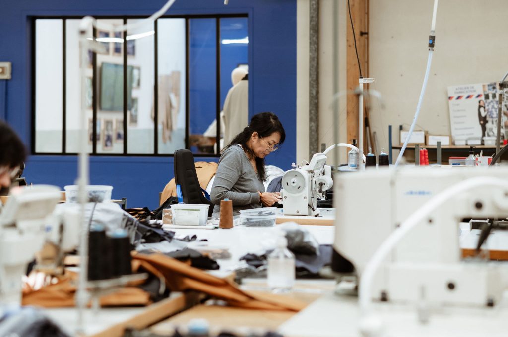 Photo d’illustration. Notre usine textile produit des vêtements de travail et des vêtements corporate.